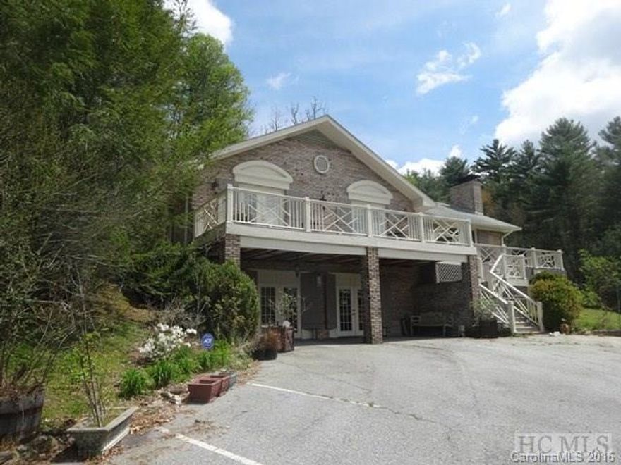 Great commercial location and very visible from Highway 107S. Sits above 2 other retail shops and has living quarters if owner want to utilize as living upstairs and having retail shop downstairs or could use the entire building as shop. Many possibilities with this property and the location.