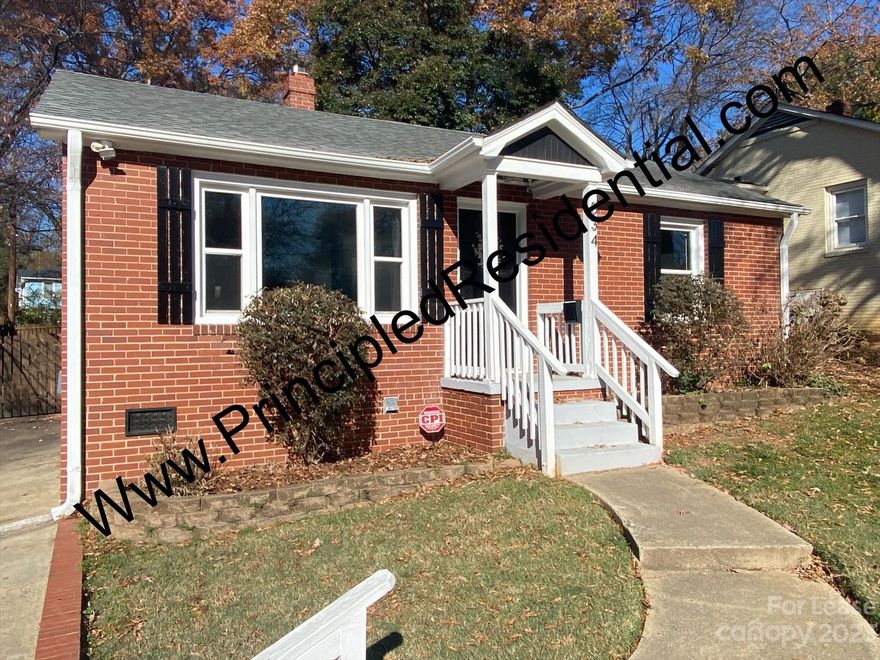 Great ranch house in convenient Wilmore n'hood. This home provides the privacy you cant get living in a townhouse, condo or apartment building. Spread out and live without the added noise of neighboring walls. Interior just painted neutral white 1/2024. All appliances included: Washer, Dryer, Refrig. Screened porch. Artificial turf lawn. Minimal yard maintenance. Fenced yard. Walk to SouthEnd, Uptown and light rail. Easy access to airport and highways. Quiet street. Park multiple cars behind gated driveway and ample street parking.  Owner open to 6 month lease to 1 year+.