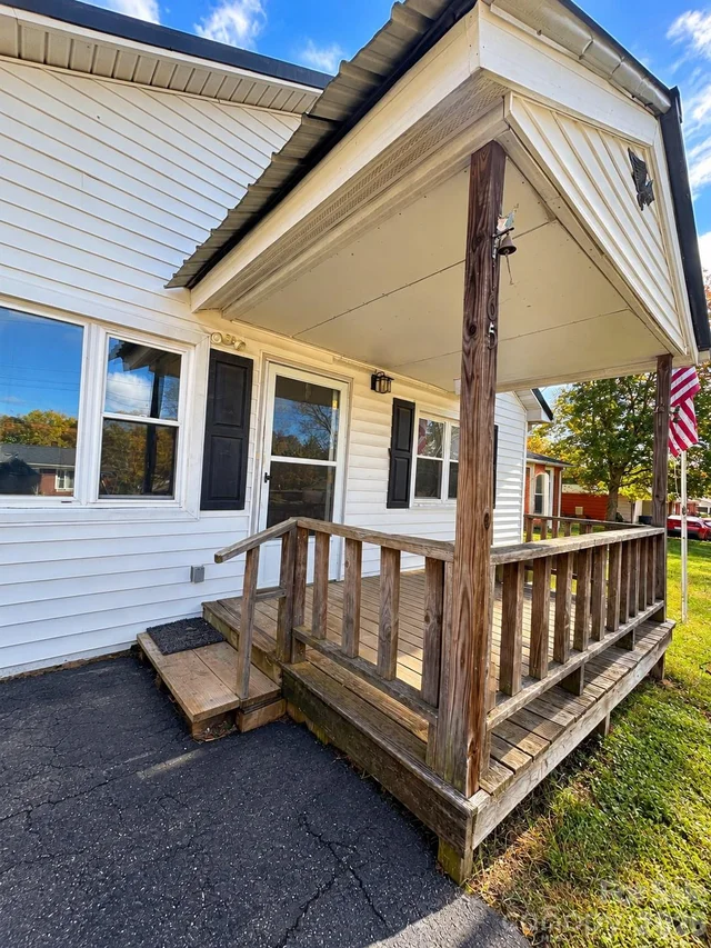 165 Green Circle Drive, photo 2 of 18