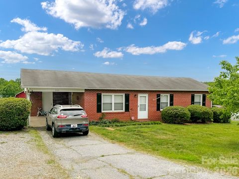 Photo of 2101 LaMesa Court, Lenoir, NC 28645 (MLS # 4378886)