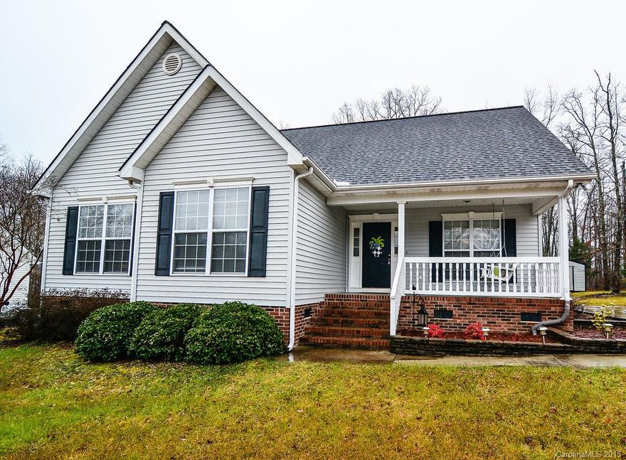 *Immaculately kept* three bedroom, two full bath home. Open floor plan, kitchen with white cabinets, designer toile wallpaper, carpet looks new... This home is MOVE-IN READY. Large master suite!! Recessed lighting, crown molding, tray ceilings, front porch swing. ADORABLE home ready for its next owner!