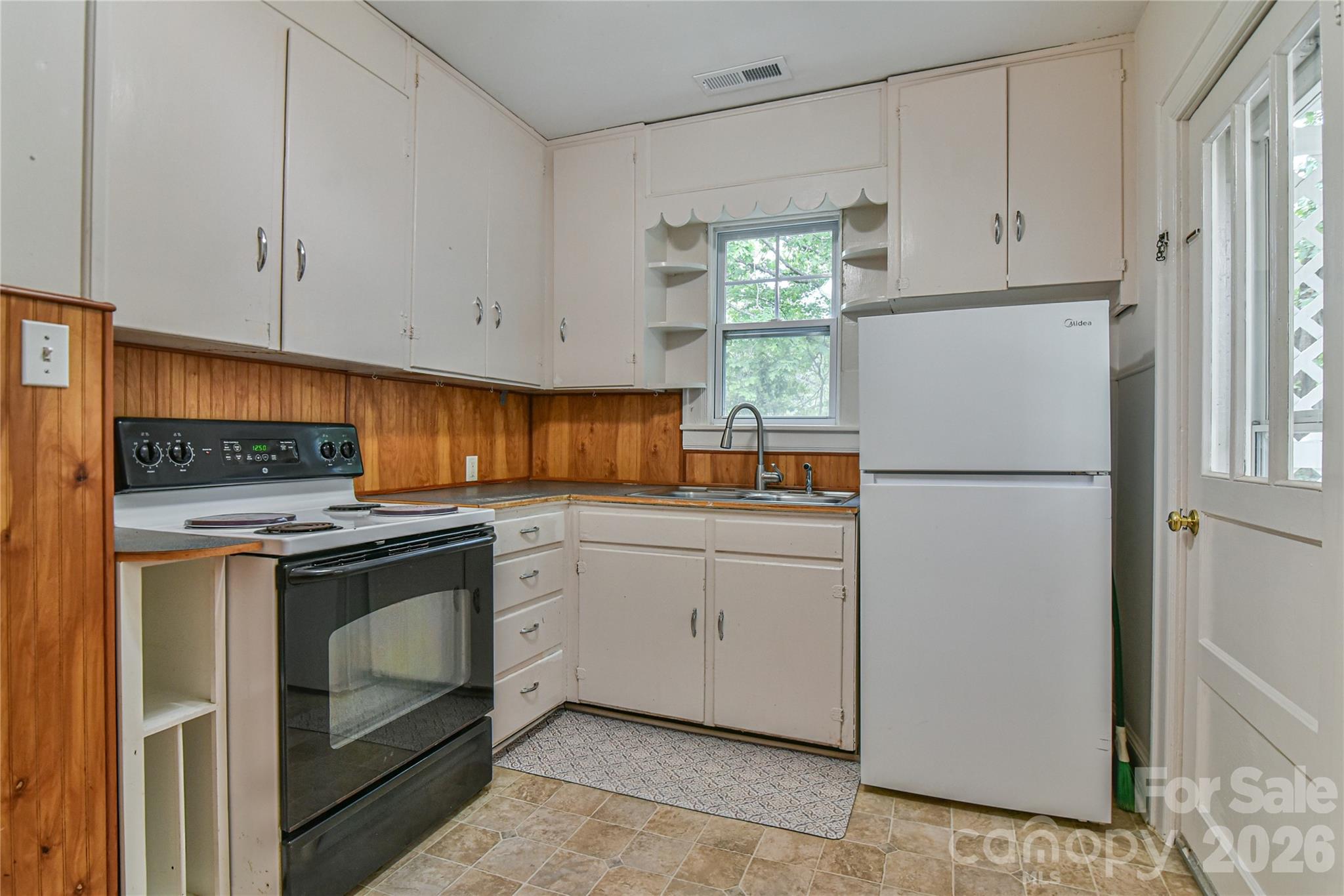 101 E Skyland Circle