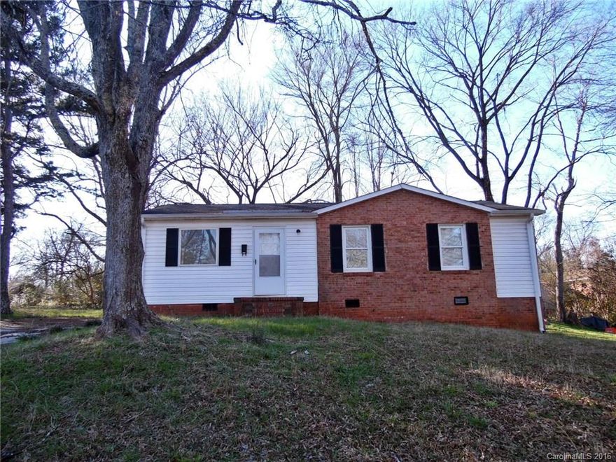 Partial brick 3 BR/1 BA ranch on a spacious lot near downtown York is a fantastic deal for both home buyers and investors!  Eat-in kitchen with lots of cabinet space, cozy living room, and nice-sized master.  Elevated lot has mature shade trees.  Don't miss this one!