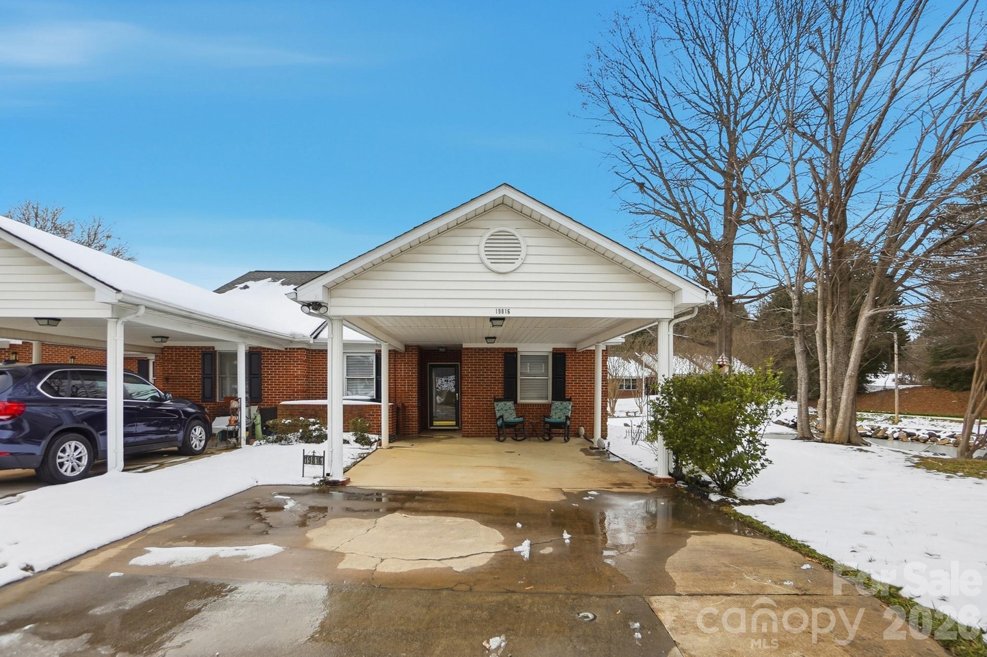 19816 Oak Leaf Circle