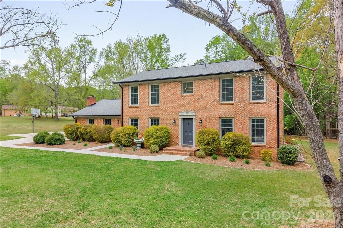 207 Williamsburg Lane