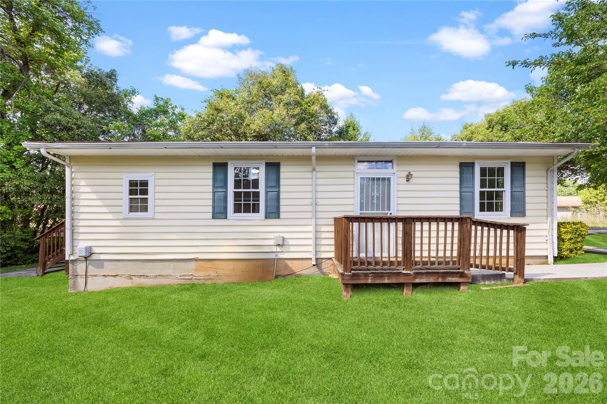 Photo 1 of 23 — 621 Pennsylvania Avenue, Charlotte, NC 28216