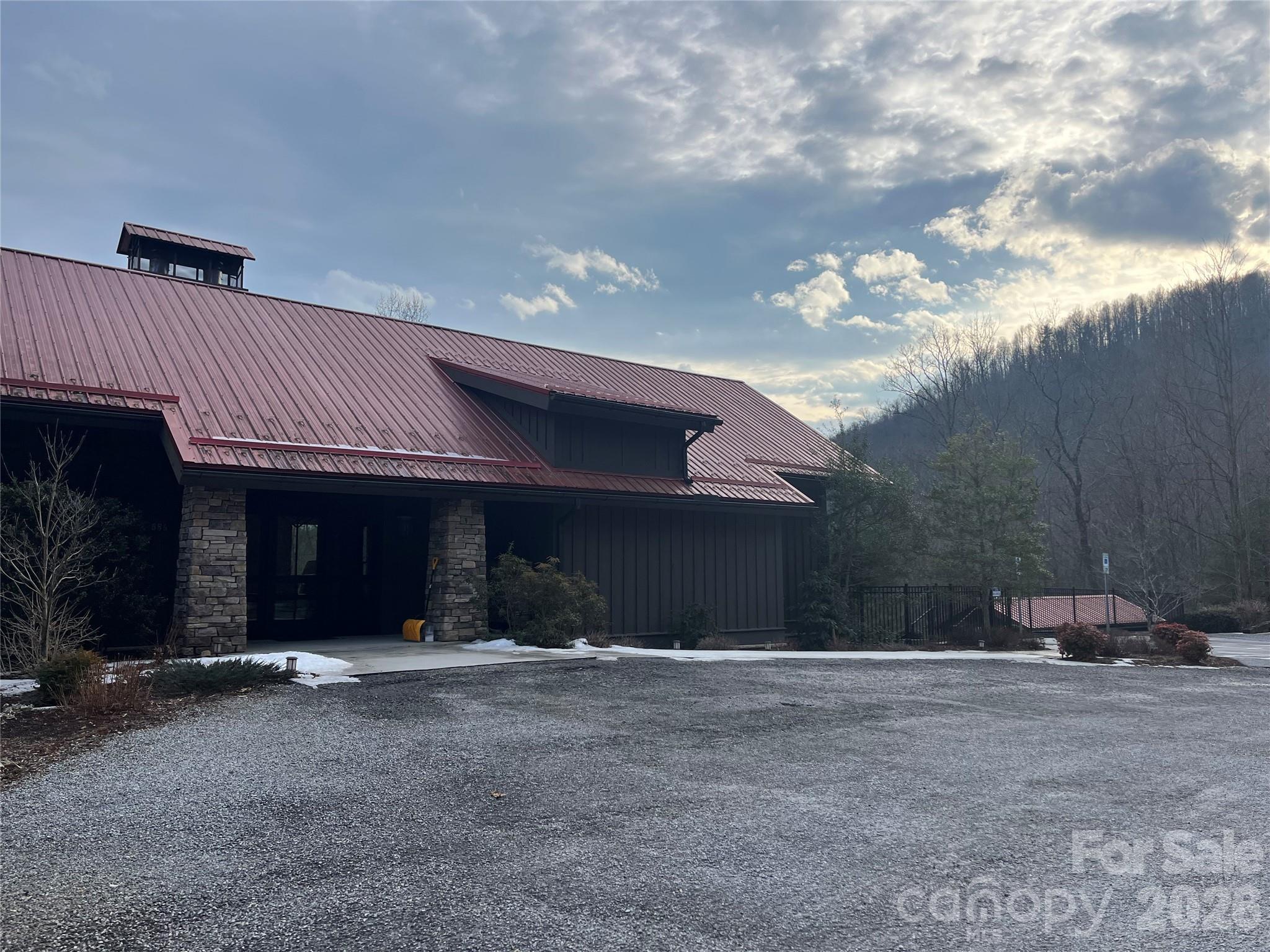 Pinnacle Falls - Land