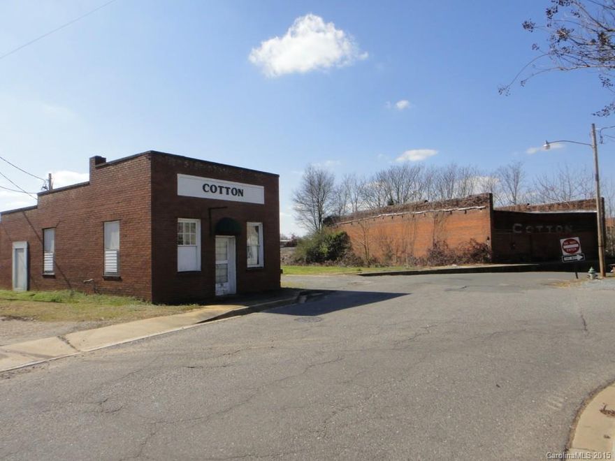 Two buildings:  Office warehouse is 20x40, freestanding warehouse is 50x100.