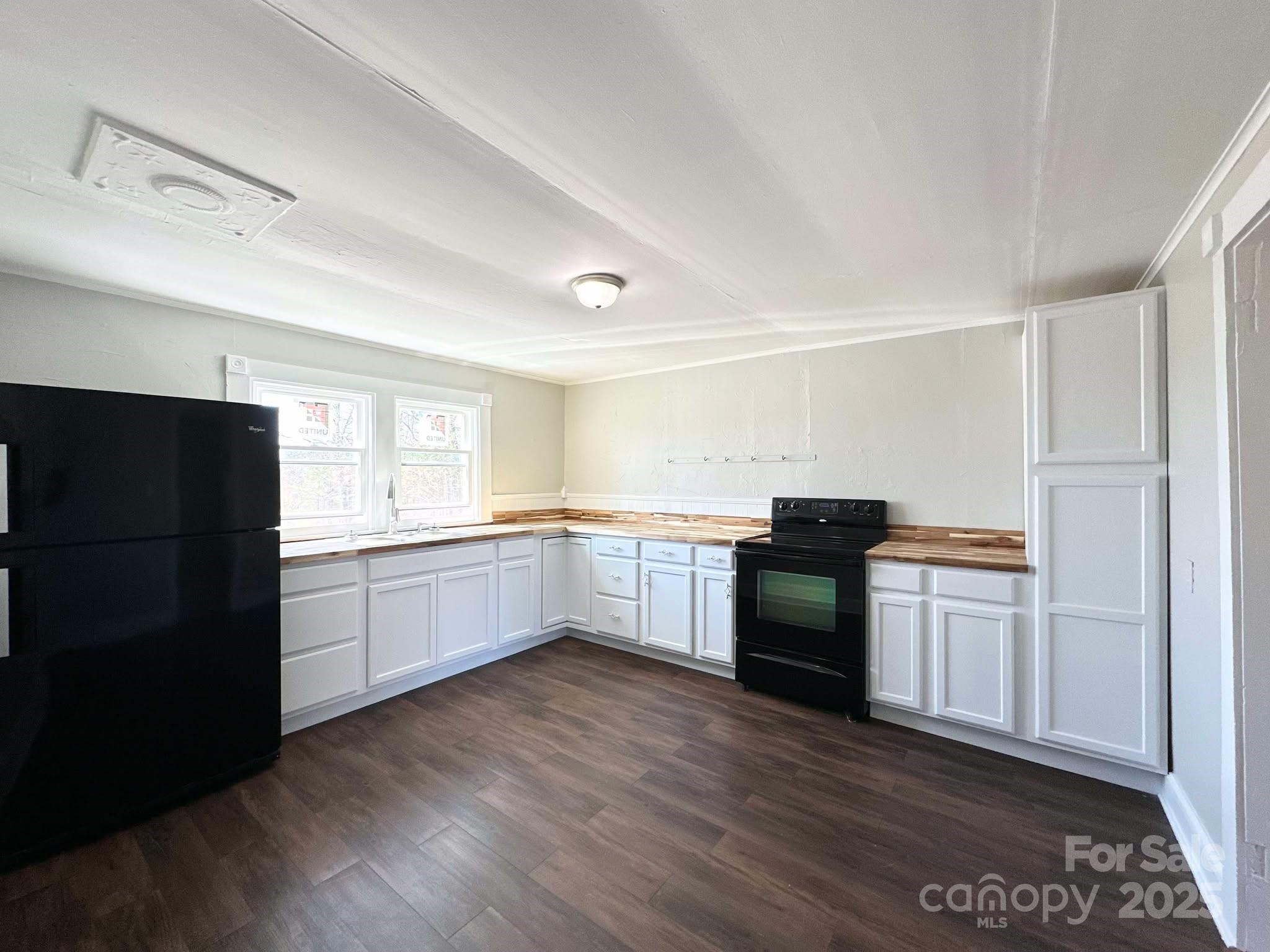 Lenoir, North Carolina 28645, United States, 2 Bedrooms Bedrooms, ,1 BathroomBathrooms,Residential,Under Contract,91293