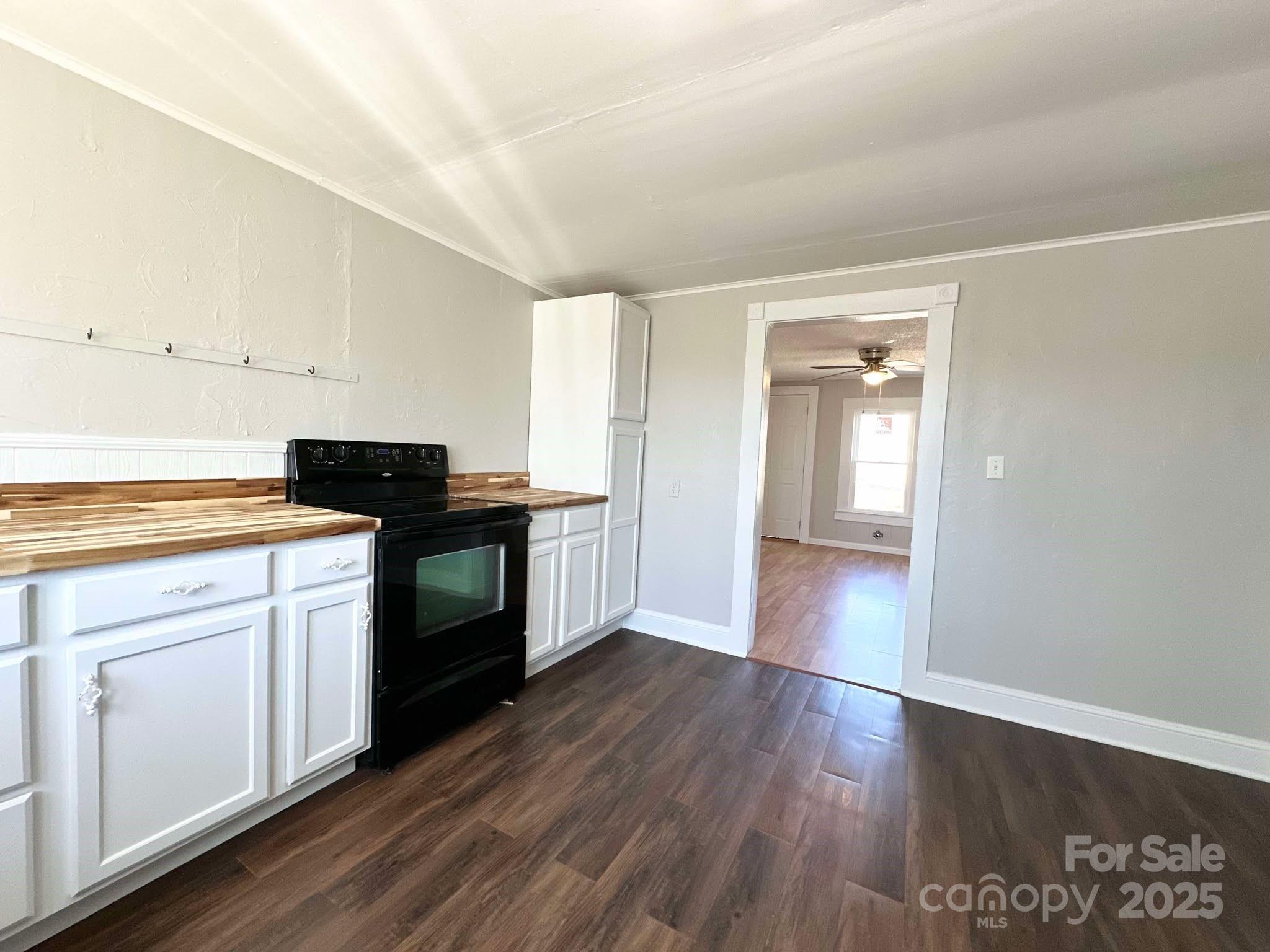 Lenoir, North Carolina 28645, United States, 2 Bedrooms Bedrooms, ,1 BathroomBathrooms,Residential,Under Contract,91293