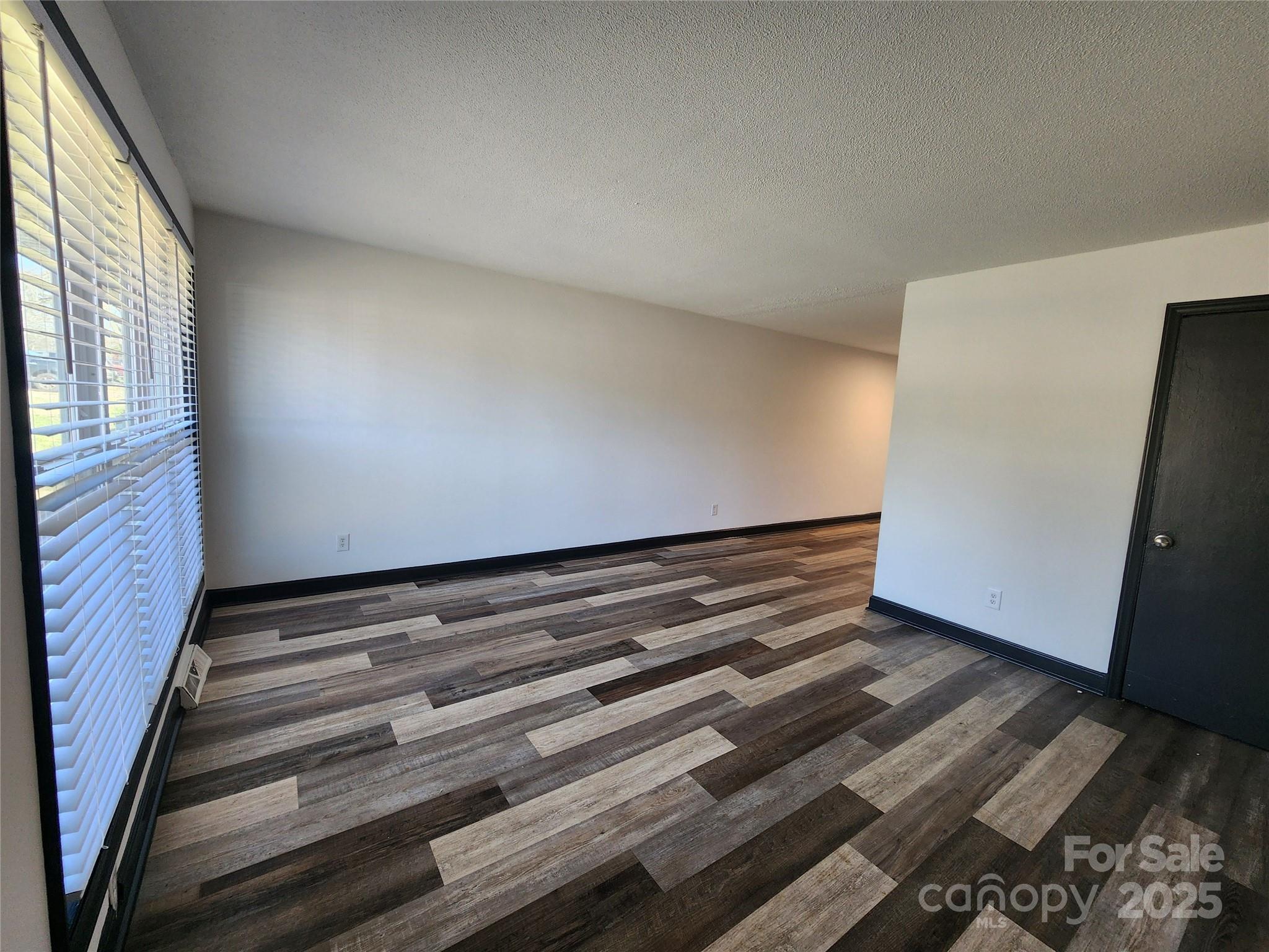 5009 Highlake Drive