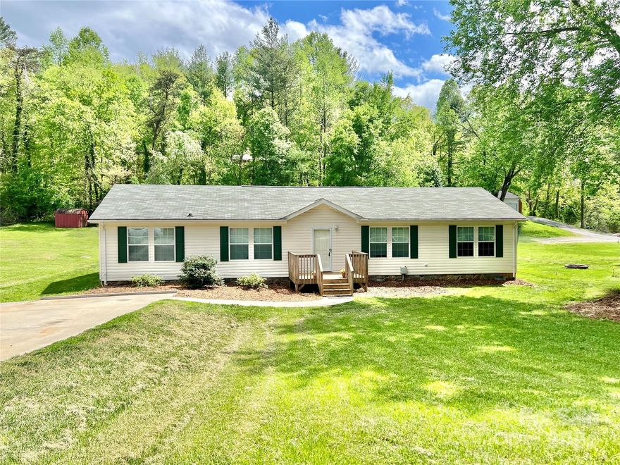 This cozy 3 Bedroom 2 Full Bathroom home is on Arrowood St, a quiet culdesac within walking distance of Hibriten High School and William Lenoir Middle School. Convenient one level living.  0.44 acre lot with a large flat backyard; plenty of room for gardening and other outdoor activities.  Custom built 12'x16' out-building has tons of storage room. Lovely open floor plan includes a large kitchen with ample cabinetry, granite counters, peninsula breakast bar, and dining area.  The large den has a gas log fireplace. In the primary bedroom suite:  walk-in closet, large bathroom with soaking tub, double vanity, walk-in shower, and storage cabinets.  The laundry room, with exterior access, is conveniently located between kitchen and primary bedroom.   This home, priced to sell, is one to see as soon as possible!