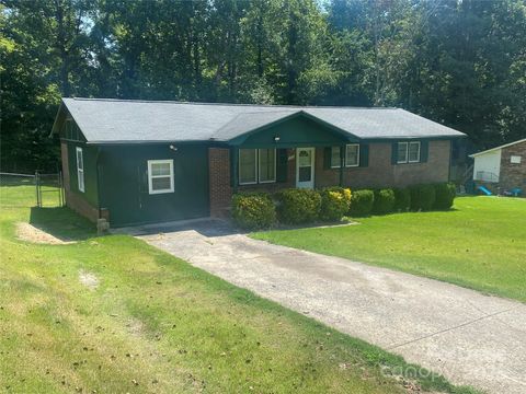 Photo of 1427 Oak Hill Drive, Morganton, NC 28655 (MLS # 4327399)
