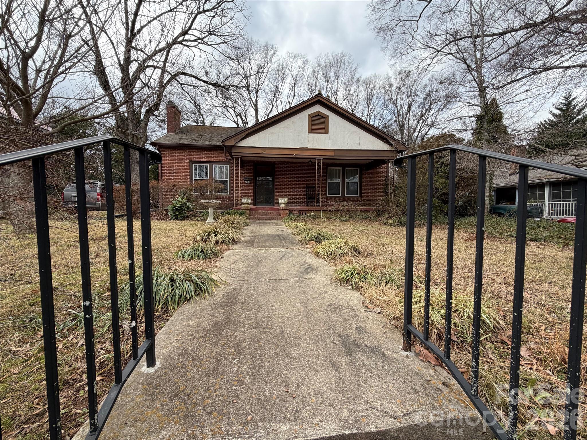 132 W Stewart Avenue