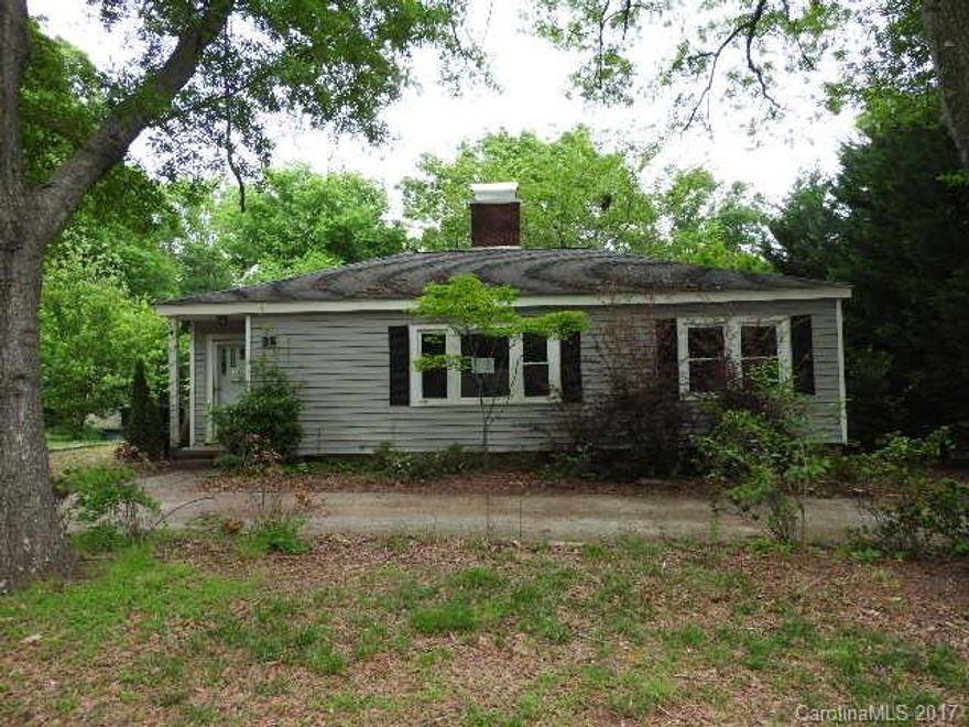 Located on a dead end street, Large rear yard with deck.  

Employees and family members residing with employees of JPMorgan Chase Bank, N.A, its affiliates or subsidiaries are strictly prohibited from directly or indirectly purchasing any property owned by JPMorgan Chase Bank, N.A