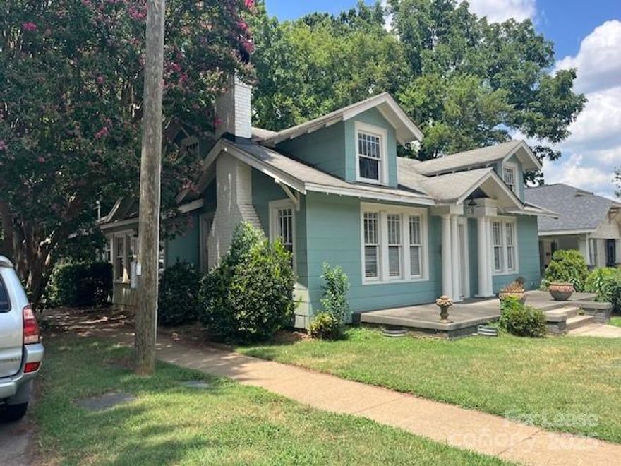 3 bedroom, 2 bathroom in Elizabeth neighborhood