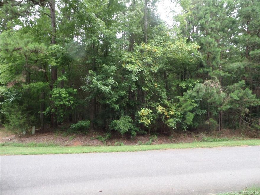 Enjoy country living at it's finest, this beautiful 1 acre wooded cul-de-sac lot located in Hunters Trace an Odell community.   The perfect place to build your dream home,  convenient to I-85 & I-77 Concord, Davidson, and Huntersville, shopping and restaurants.