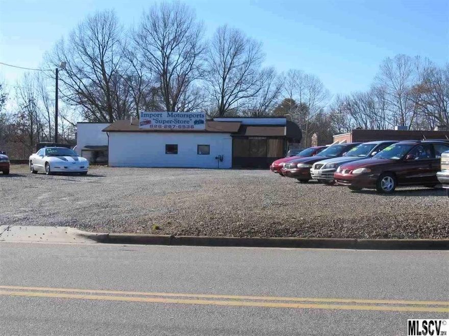 MOTIVATED SELLER !!!   Great INVESTMENT OPPORTUNITY !   Over 3800 Square Feet, 2 Driveway Entrances,  Fenced on 2 Sides,  Suitable for Many Types of Business,  Office/Retail/Warehouse space.  Easy Access to HWY 321, I-40, and Downtown Hickory.  $129,000. A4.