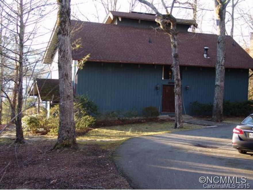An exceptional location on Windward Point...the"Rodeo Drive" of Lake Toxaway. A contemporary, split level design offers complete living on the main level with great views of lake and mountains. An expansive native stone fireplace extends from the living area to the upper level cathedral ceiling. An eat-in kitchen with outside entrance makes access easy to both front & back yards. 100' of exceptional waterfront property with a dock & boat house.