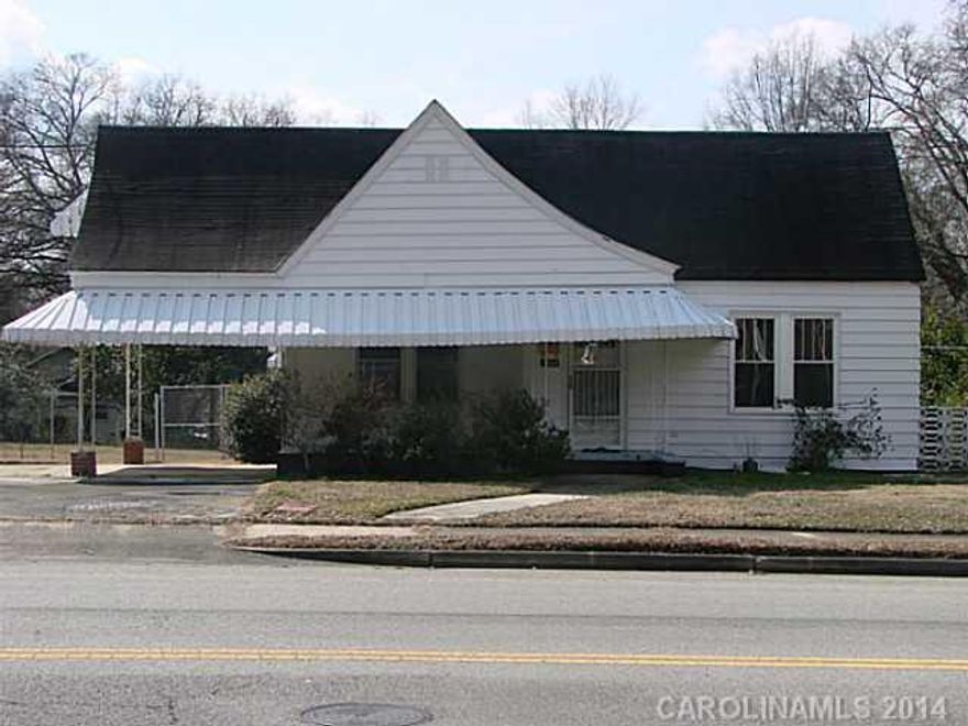 This home has a spacious 2 or 3 bedrooms.and an attached carport with a largefenced backyard.  It is located a short walk to downtown shopping and restaurants.