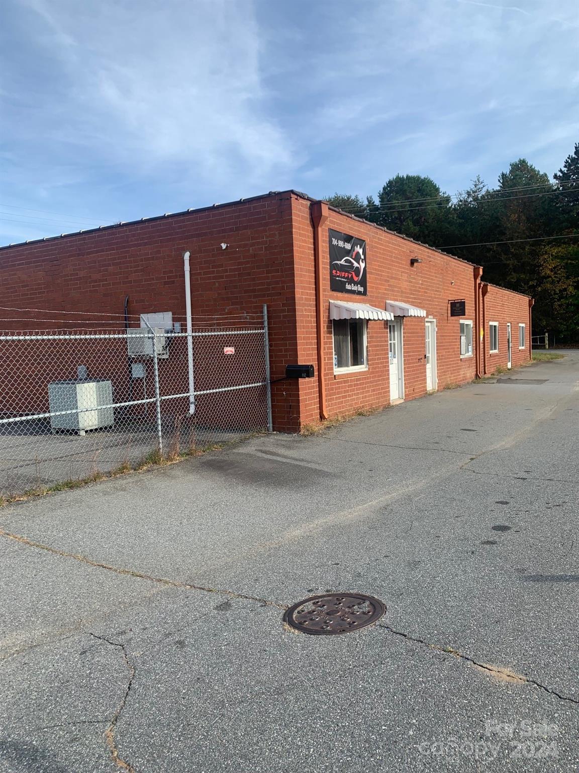 Main image without alt text