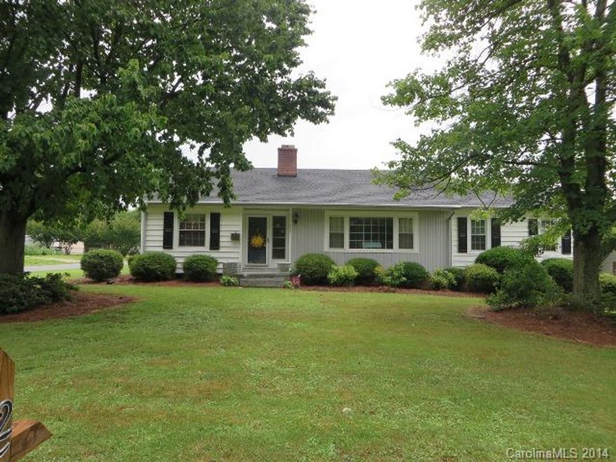 Great 3 bedroom, 2 bath Ranch w/recent updates in Lincolnton only minutes from Hwy 321, New Hospital & city park. Home offers Beautiful wood floors, kitchen w/all appliance, nice size living room w/fireplace, den just offer the dining room, split bedroom plan w/ample size bedrooms, large corner lot w/fenced rear yard, covered patio on the rear, two 2-car carports, out building storage.