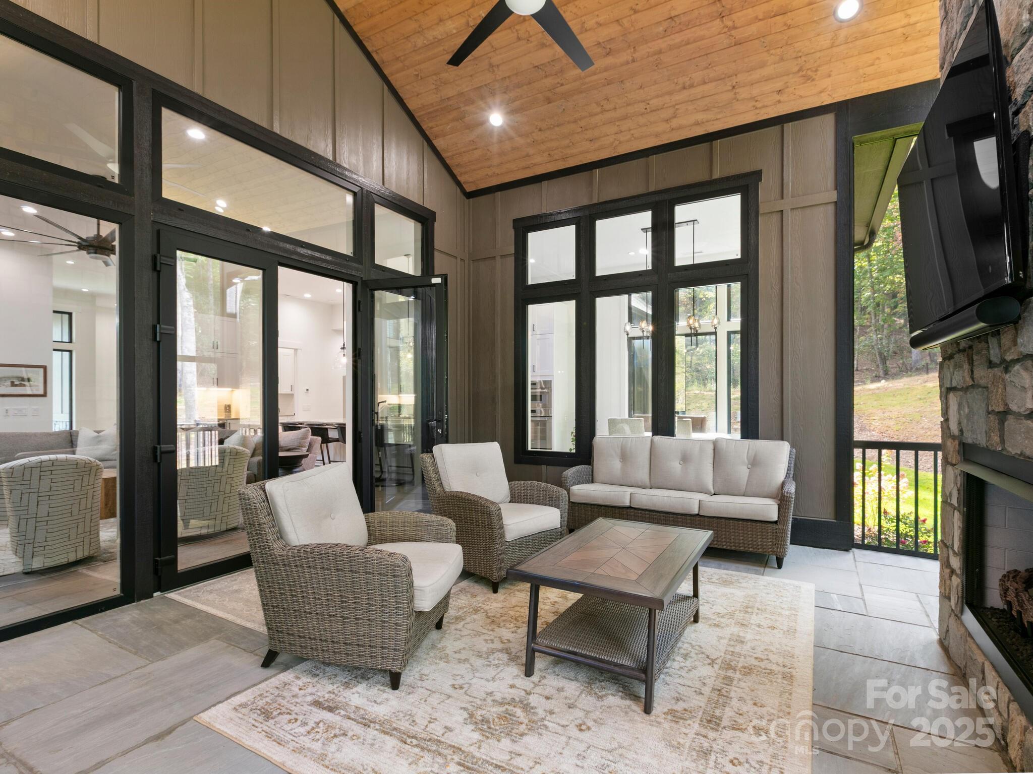 Horse Shoe Cove - Residential