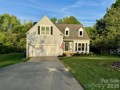 Photo of 1011 Clearbrook Road, Matthews, NC 28105 (MLS # 4370020)