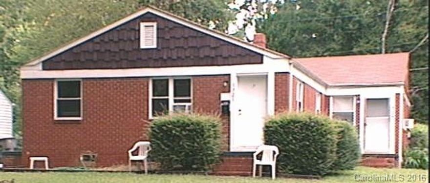 Cute duplex in Selwyn Park behind Park Road, walk to the shopping center with Harris Teeter, restaurants and shops!