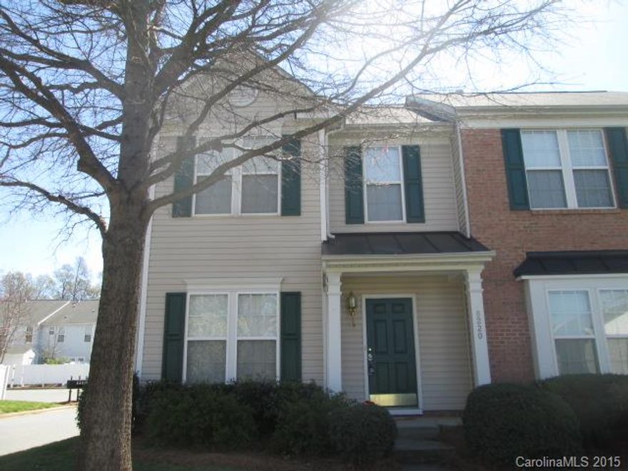 Desirable end unit, new high efficiency heat and air, island kitchen with lot of space, and private patio.  Pet fee is per pet that does not exceed 30 lbs.