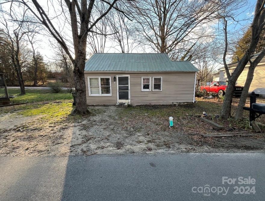 Rental opportunity in Thomasville. 7 minutes from FoodLion,Ingles and Walmart Supercenter. 15 minutes from Downtown HighPoint. Current tenant paying $400 on month to month lease.