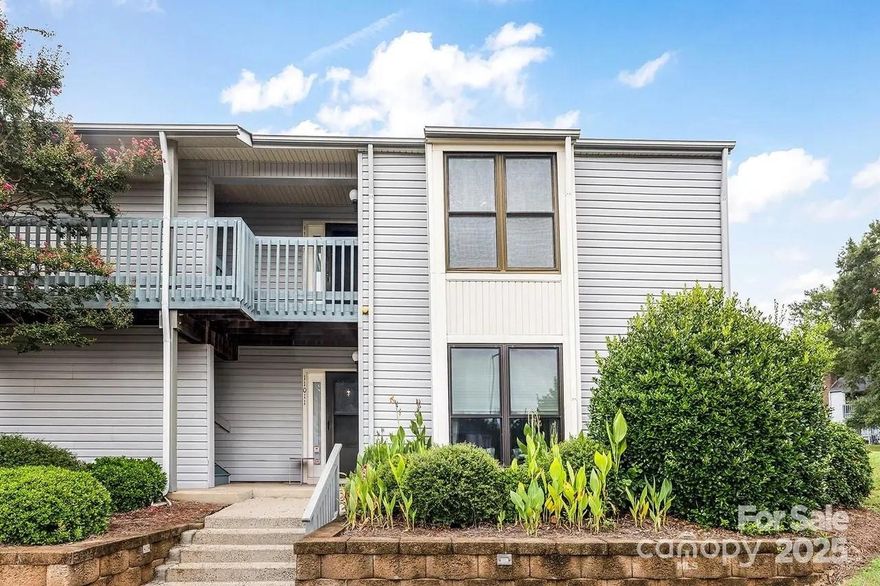 Well maintained 3bd 2 full bath condo centrally located in the heart of Charlotte. Easy access to I-77 and 485. This one is a Gem. It won't last long.