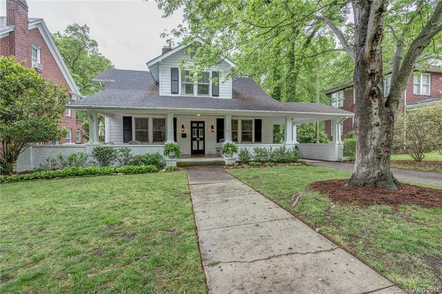 York Chester Charmer! Hardwood floors, updated kitchen, Beautiful 577 sq ft qust cottage. 
Be sure to see the attached tour!