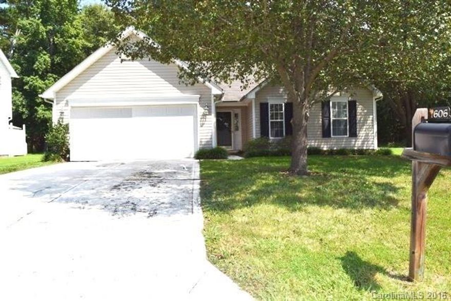 Awesome ranch home in Mabry Park!  Cathedral ceilings, dine-in kitchen, and split bedroom plan. Spacious laundry room.   Extra private yard, fully fenced, covered patio designed for entertaining!  Convenient access to walking trails, aquatics center and schools!