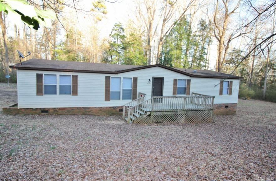 Welcome to Lake Wylie in Clover, S.C. with our award winning Clover Schools! This large and lovely mobile home is over 1500 sq. ft. w/four bedrooms and two baths.  You’ll enjoy a big eat-in kitchen, family and great room in this open plan w/high ceilings. Spread out on the 2.2 acre lot surrounded by trees for privacy.
