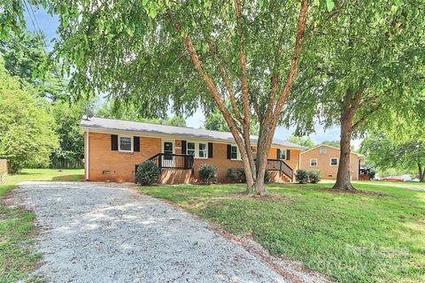 Photo of 610 Temple Street, Kings Mountain, NC 28086 (MLS # 4329201)