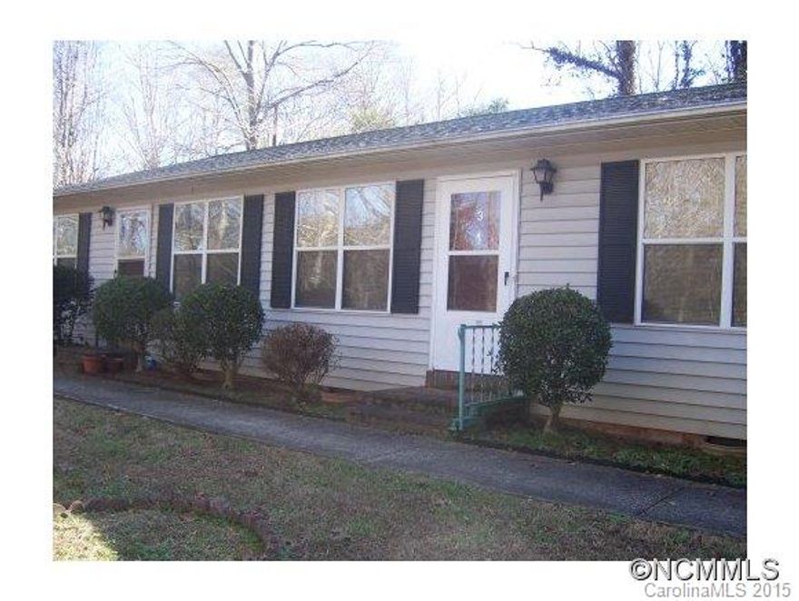 Lovely 2bd/2ba condominium in Columbus. Great condition with laminate flooring thru-out. Kitchen with all appliances and eat-in area. Washer/Dryer included as well. Small deck off the back for a grille. Immaculate condition, great retirement home close to town.