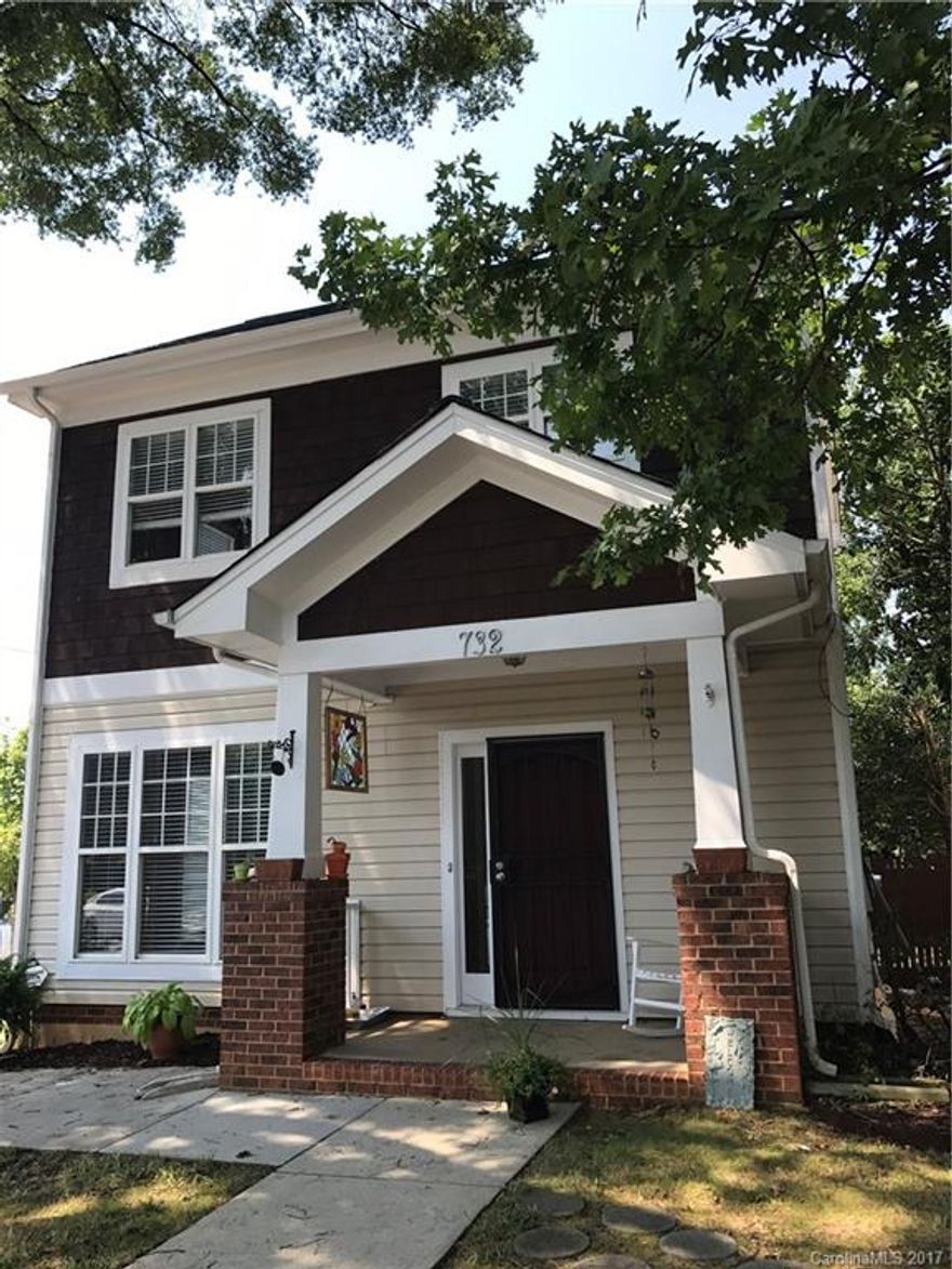 Are you looking to Live in a HOUSE uptown with plenty of space, a fenced in backyard AND a Garage?! NOW is your chance! This newly updated home is ready for renters! Easy access to the parks, brewery's, greenways and more! Highly sought after First Ward Home tucked just inside the loop. Less than One mile from the center of uptown. Easy walk, bike, or ride to all that Charlotte has to offer!