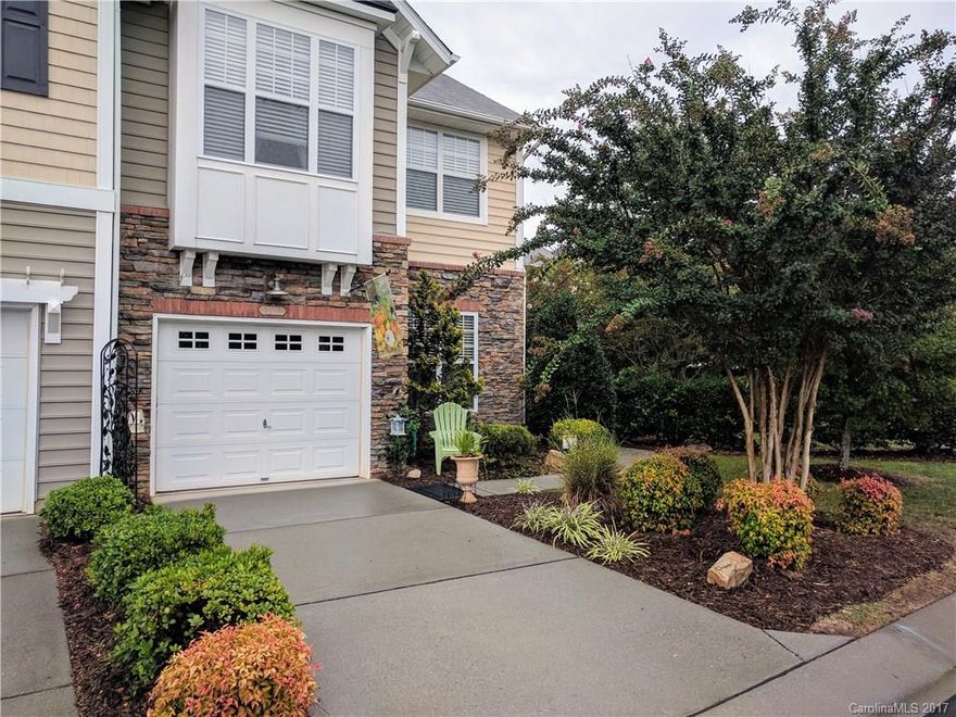 Come home to this bright end unit in the Woodlands neighborhood.  Open floor plan with wood floors in dining and family rooms.  The kitchen has tile floors, solid surface counters and a tile back splash.  Enjoy fall evenings on the screened in porch or cozy up in front of the fireplace in the family room.  AC replaced in 2016, newer carpet and appliances