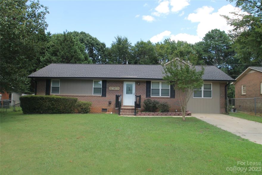 Nice House Located in Rock Hill, SC, 3 Bedrooms, 2 Bathrooms, Living Room, Large Open Family Room with Gas Fireplace and Vaulted Ceilings, Dining Area, Eat In Kitchen with Range, Refrigerator, Microwave. Deck and Large Backyard. Single Family Only.
No Smoking/No Vaping. No Pets. Maximum Occupants 5.
Available NOW for viewing by key sign out from our office Monday-Friday from 9am-4pm, except Holidays. Keys to be returned by 5pm same day. Requires $20 refundable deposit.