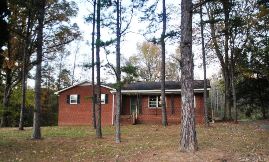 Brick ranch home on 1 acre wooded lot with 3 bedrooms and 1 and 1/2 baths. Partial basement, with access from interior, includes a garage, storage area and laundry room. Front porch, concrete drive and large yard completes this property.
This is a Fannie Mae HomePath property.