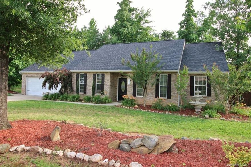 Rare opportunity to buy a resale in The Estates at Glenmoor in Historic York, The Charleston of the Upstate. This 3BR ranch is beautifully decorated and ready for you to move in. You’ll love cooking in this large kitchen with granite counters, relaxing in the owner’s retreat with an exquisite bath, and kicking back on the back porch overlooking your private fenced yard. Wow garage. USDA eligible.