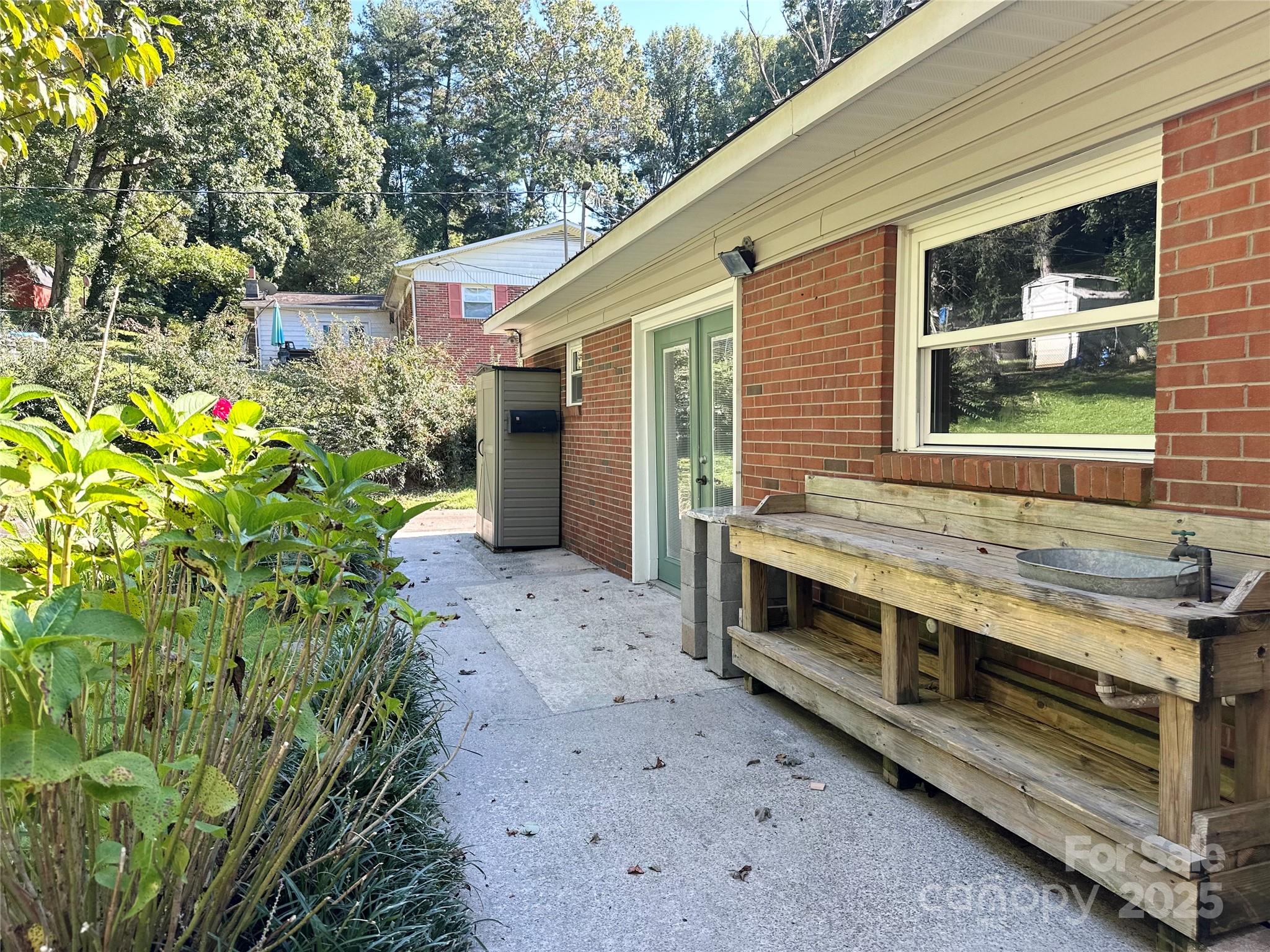 Lenoir, North Carolina 28645, United States, 3 Bedrooms Bedrooms, ,2 BathroomsBathrooms,Residential,Under Contract,208515