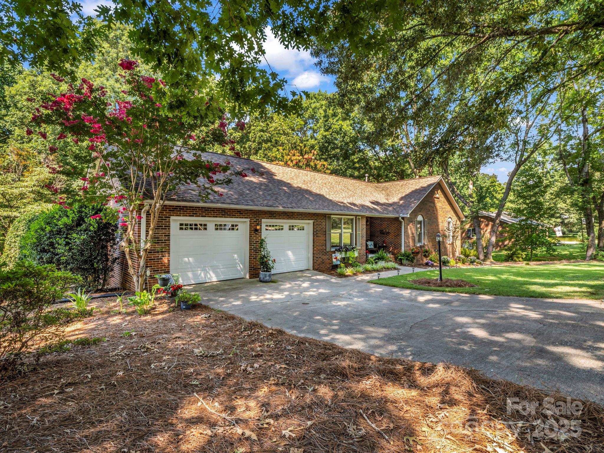 869 Hunting Avenue