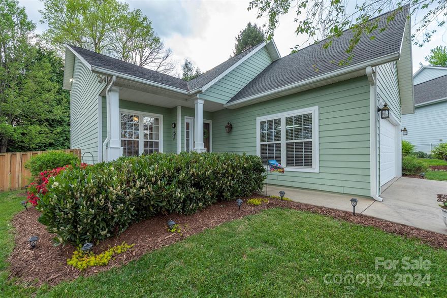 Nestled in charming Cotton Creek, this beautiful 3-bedroom, 2.5-bathroom home offers a picturesque neighborhood with a greenway and tranquil creek. Upon entry, you're greeted by gleaming wood floors, vaulted ceilings, and a living room with a natural gas-burning fireplace. Flowing seamlessly from the living area is the dining space, a galley kitchen equipped with recessed lighting, and a pantry for additional storage. The main suite boasts a beautiful backyard view, a generously sized en suite bathroom, and a spacious walk-in closet. Upstairs, discover two bedrooms and a bathroom. Embrace the allure of the mountains as you entertain family and friends in the expansive, private, fenced backyard with an abundance of mature trees. Situated on the neighborhood’s largest lot in America's Prettiest Small Town (Trip Advisor's 2017 #1) and Best Mountain Town (Southern Living 2020 #10), complete with a two-car garage and driveway for ample parking, Cotton Creek truly is in the center of it all!