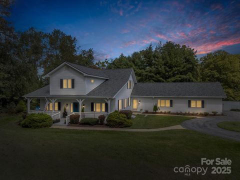 Photo of 100 Perry Place, Hendersonville, NC 28739 (MLS # 4307162)