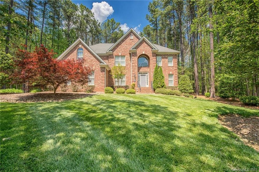 Large Executive home in desirable Forest Glen. gourmet Kit w/ Granite tops on counters & island, Down draft Gas cooktop & double ovens, Tall custom cabinets & all stainless appliances. Heavy Crown moldings, 2 staircases, Hardwood flrs, 3 car gar. Park like backyard w/ lg private patio. The yard is professionally landscaped. Master bath has jetted tub & separate shower, Newer outside HVAC units. Fresh Paint. MOVE IN READY!