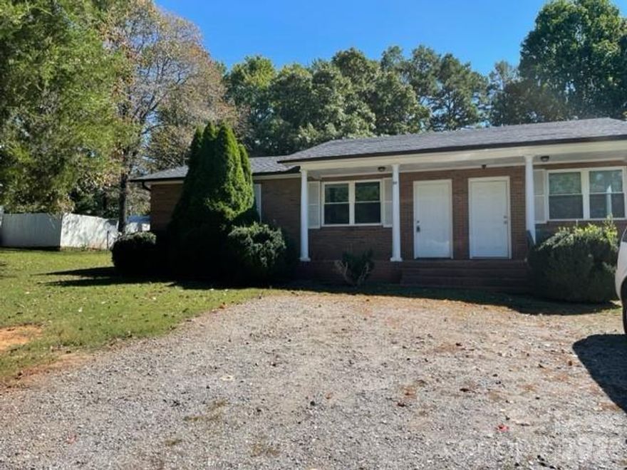 This fantastic single-level 2-bedroom, 1-bath duplex is ideally situated just a few miles from I-40 and Highway 16, offering an easy commute to both Hickory and Charlotte. The spacious floorplan includes generously sized bedrooms and sits on a large, private lot!