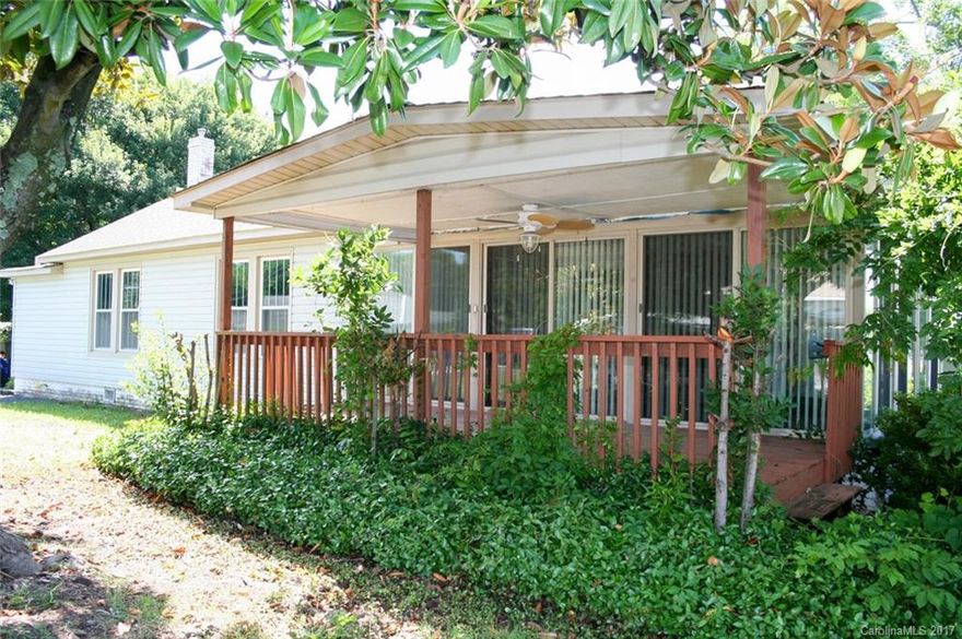 Great starter home or investment for a rental. Lots of cute features. Needs some updating.
This home is also listed as a commercial property. MLS#3292082