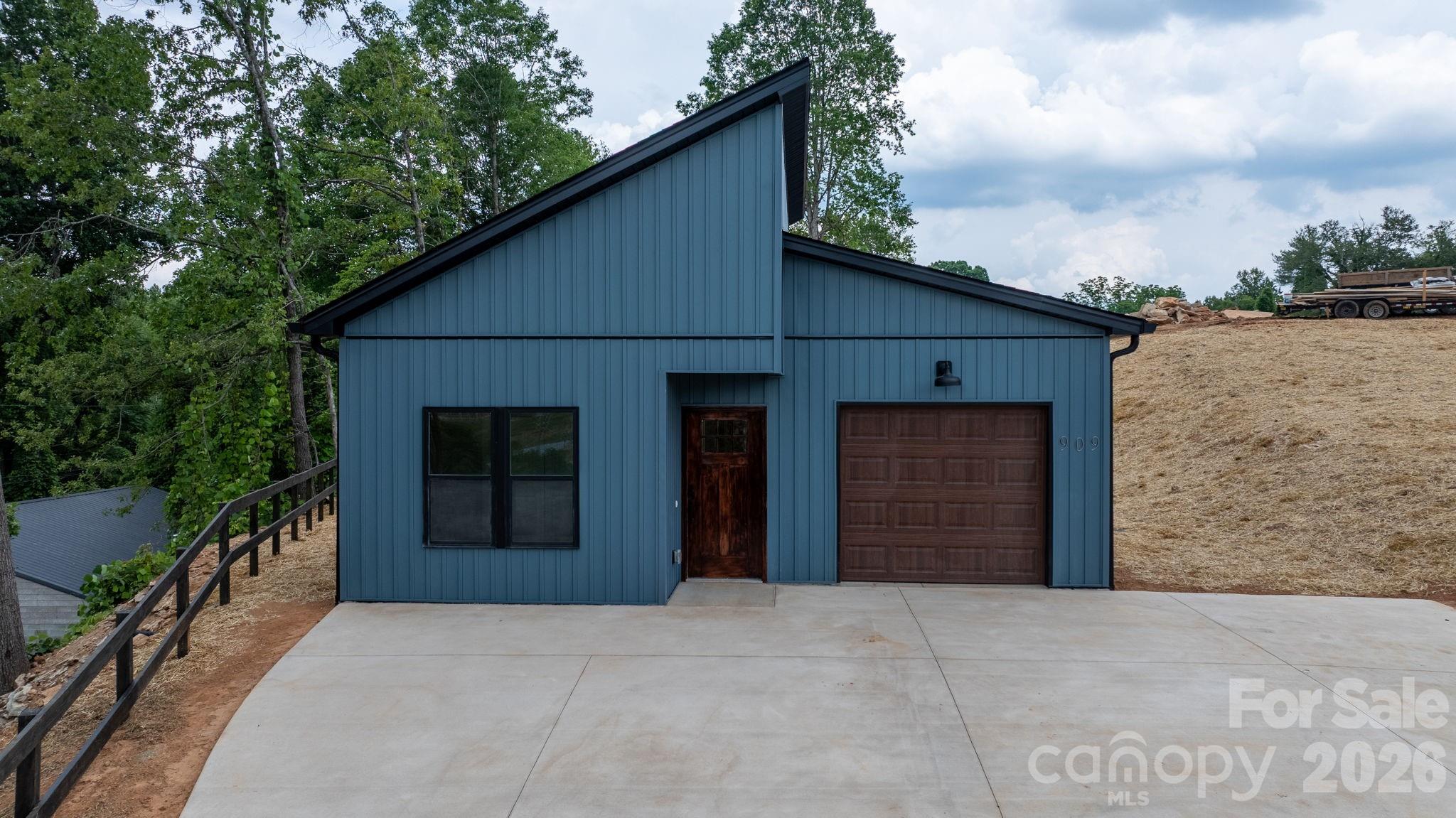 909 Overlook Drive SW